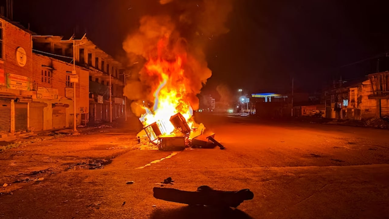 మణిపుర్‌లో చెల్లరేగిన అల్లర్లు ఇంకా ఆగడం లేదు. తాజాగా అక్కడ ఇండియన్ రిజర్వు బెటాలియన్ ఉంటున్న ప్రాంతం వద్దకు అల్లరి మూకలు వచ్చాయి. ఆ తర్వాత అక్కడ సైనికులు వాడుతున్న ఆయుధాలను లూటీ చేసేందుకు ప్రయత్నించారు. అయితే వీరిని భద్రతా దళాలు అడ్డుకున్నాయి. 