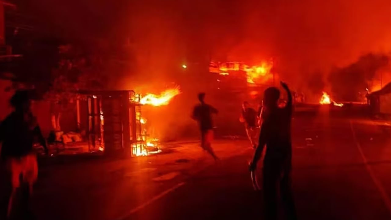 అయితే ఈ ఘర్షణల్లో ఒకరు ప్రాణాలు కోల్పోయారు. ధౌభాల్ జిల్లాలోని ఈ దుర్ఘటన చోటు చేసుకుంది. ఇక్కడికి వందల సంఖ్యలో అల్లరి మూకలు ఐఆర్‌బీ బెటాలియన్ పోస్టుపై దాడులకు పాల్పడ్డాయి. బెటాలియన్‌కు మద్ధతుగా సైన్యం, ఆర్పీవో లాంటి దళాలు రాకుండా అల్లరి మూకలు రహదారులను ముందుగానే తవ్వాయి.  
