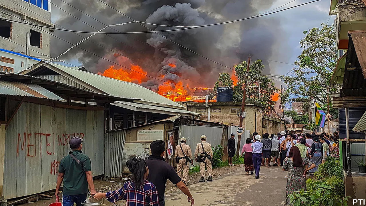  ప్రస్తుతం మణిపుర్‌లో పరిస్థితులు ఉద్రిక్తంగానే ఉన్నాయి. అక్కడ రాష్ట్రవ్యాప్తంగా 118 చెక్ పాయింట్లు ఏర్పాటు చేశారు. అనుమానం వచ్చినవారిలో ఇప్పటికి దాకా 326 మందిని అరెస్టు చేశారు.