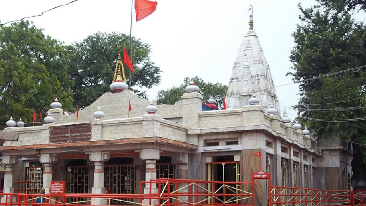 Mata Temple In Bihar- బీహార్‌లోని ముజఫర్‌పూర్ జిల్లాలో ఉన్న మాతా రాజ రాజేశ్వర ఆలయం సంవత్సరంలో కొన్ని రోజులలో పురుషులకు ప్రవేశం లేని మరొక ఆలయం. మాతకు పీరియడ్స్ వచ్చే సమయం ఇది. ఈ సమయంలో మగ పూజారులను కూడా ఆలయంలోనికి అనుమతించరు. మహిళలకు మాత్రమే అనుమతి ఉంటుంది. 
