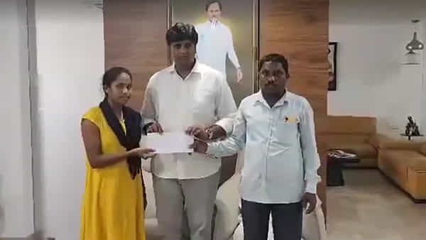 Telangana: గిప్ట్ ఏ స్మైల్లో భాగంగా చదువుల తల్లులకు ఆర్ధిక సాయం.. విద్యార్ధినిలకు చెక్కుల అందజేత