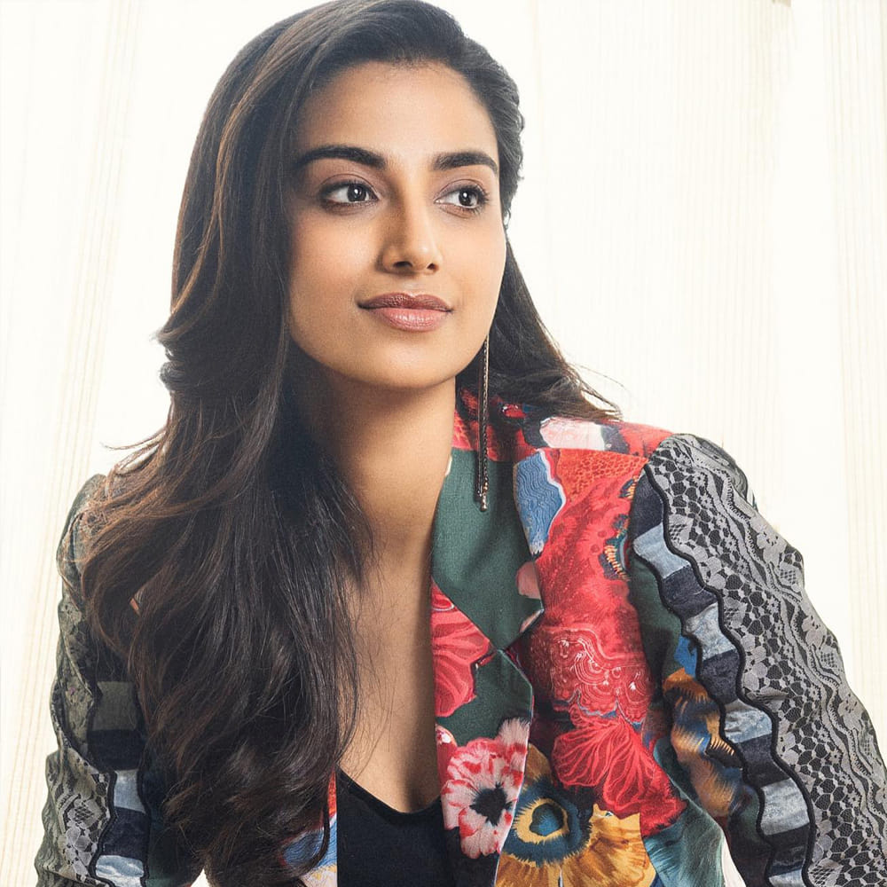 మీనాక్షి చౌదరి గురించి ప్రత్యేకంగా చెప్పనవసరంలేదు.. ఈమె ఒక మోడల్.. తరువాత మెల్లగా సినీ రంగ ప్రవేశం చేసింది.. ఈ ముద్దుగుమ్మ రవితేజ నటించిన ఖిలాడి సినిమాలో కూడా నటించింది... హిట్ 2 సినిమాతో తొలి సక్సెస్ అందుకుంది.. ప్రస్తుతం గుంటూరు కారం సినిమాలో నటిస్తుంది..