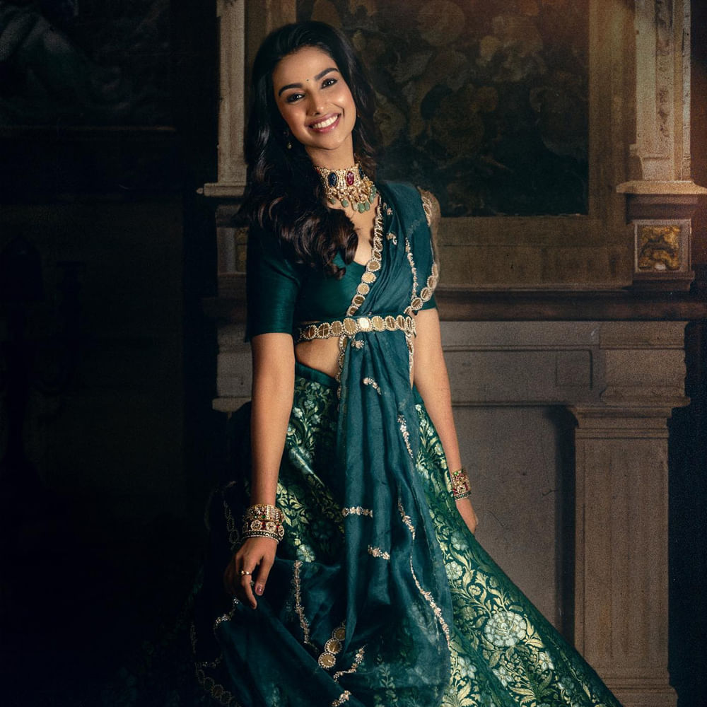 మీనాక్షి చౌదరి గురించి ప్రత్యేకంగా చెప్పనవసరంలేదు.. ఈమె ఒక మోడల్.. తరువాత మెల్లగా సినీ రంగ ప్రవేశం చేసింది.. ఈ ముద్దుగుమ్మ రవితేజ నటించిన ఖిలాడి సినిమాలో కూడా నటించింది... హిట్ 2 సినిమాతో తొలి సక్సెస్ అందుకుంది.. ప్రస్తుతం గుంటూరు కారం సినిమాలో నటిస్తుంది..
