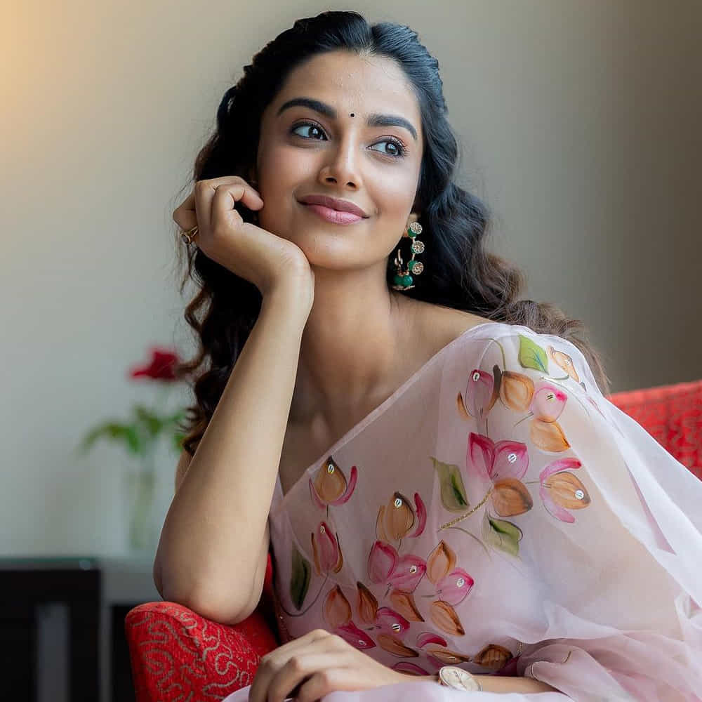 గుంటూరు కారంలో శ్రీలీల మాత్రమే కాదు, మీనాక్షి చౌదరి కూడా నాయికగా నటిస్తున్నారు. మహేష్ పక్కన ముందు ఈ సినిమాలో పూజా హెగ్డేని ఫిక్స్ చేశారు. అయితే ఆమె కాల్షీట్లు సర్దుబాటు చేయలేక విత్ డ్రా కావడంతో, ఆ ప్లేస్కి ఎంట్రీ ఇచ్చారు మీనాక్షి చౌదరి.