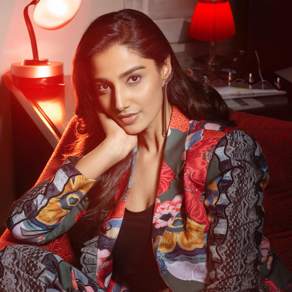 మీనాక్షి చౌదరి గురించి ప్రత్యేకంగా చెప్పనవసరంలేదు.. ఈమె ఒక మోడల్.. తరువాత మెల్లగా సినీ రంగ ప్రవేశం చేసింది.. ఈ ముద్దుగుమ్మ రవితేజ నటించిన ఖిలాడి సినిమాలో కూడా నటించింది... హిట్ 2 సినిమాతో తొలి సక్సెస్ అందుకుంది.. ప్రస్తుతం గుంటూరు కారం సినిమాలో నటిస్తుంది..
