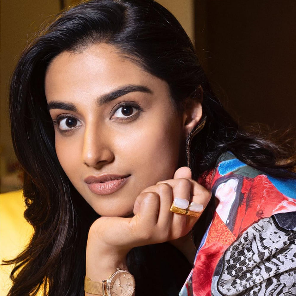 మీనాక్షి చౌదరి గురించి ప్రత్యేకంగా చెప్పనవసరంలేదు.. ఈమె ఒక మోడల్.. తరువాత మెల్లగా సినీ రంగ ప్రవేశం చేసింది.. ఈ ముద్దుగుమ్మ రవితేజ నటించిన ఖిలాడి సినిమాలో కూడా నటించింది... హిట్ 2 సినిమాతో తొలి సక్సెస్ అందుకుంది.. ప్రస్తుతం గుంటూరు కారం సినిమాలో నటిస్తుంది..
