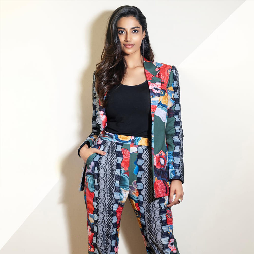 మీనాక్షి చౌదరి గురించి ప్రత్యేకంగా చెప్పనవసరంలేదు.. ఈమె ఒక మోడల్.. తరువాత మెల్లగా సినీ రంగ ప్రవేశం చేసింది.. ఈ ముద్దుగుమ్మ రవితేజ నటించిన ఖిలాడి సినిమాలో కూడా నటించింది... హిట్ 2 సినిమాతో తొలి సక్సెస్ అందుకుంది.. ప్రస్తుతం గుంటూరు కారం సినిమాలో నటిస్తుంది..
