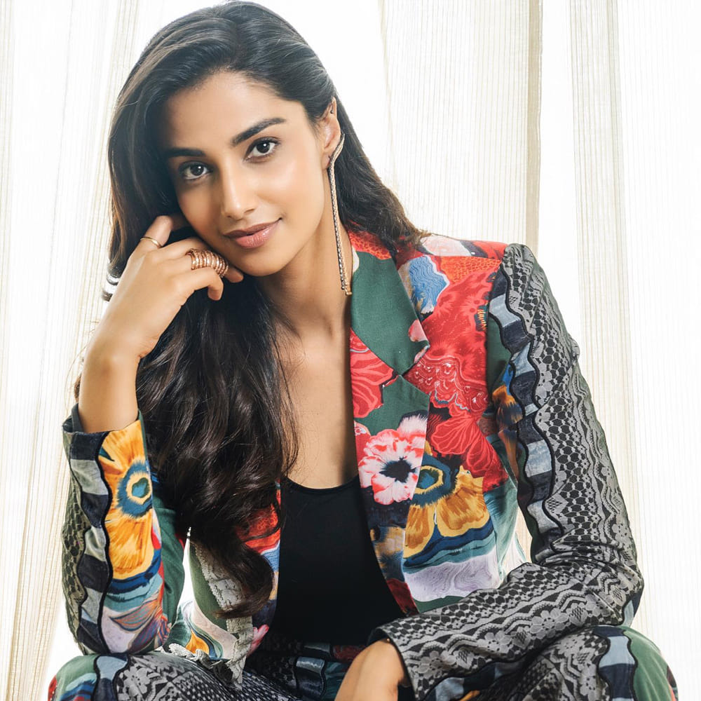 మీనాక్షి చౌదరి గురించి ప్రత్యేకంగా చెప్పనవసరంలేదు.. ఈమె ఒక మోడల్.. తరువాత మెల్లగా సినీ రంగ ప్రవేశం చేసింది.. ఈ ముద్దుగుమ్మ రవితేజ నటించిన ఖిలాడి సినిమాలో కూడా నటించింది... హిట్ 2 సినిమాతో తొలి సక్సెస్ అందుకుంది.. ప్రస్తుతం గుంటూరు కారం సినిమాలో నటిస్తుంది..
