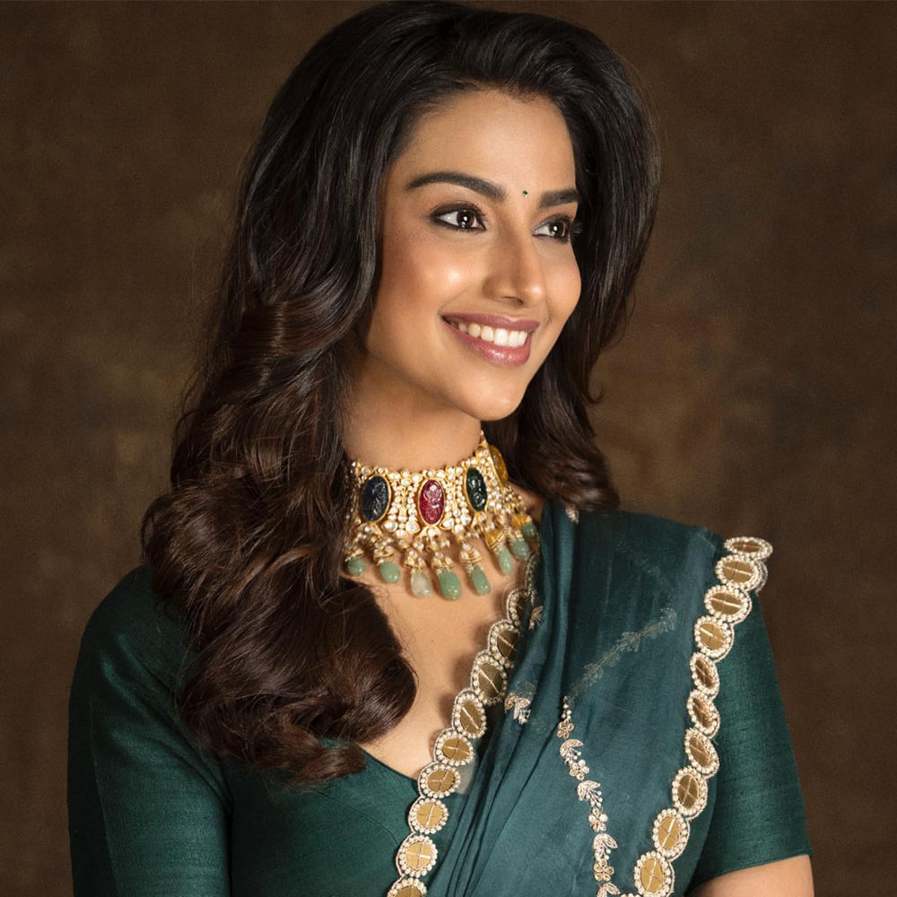 మీనాక్షి చౌదరి గురించి ప్రత్యేకంగా చెప్పనవసరంలేదు.. ఈమె ఒక మోడల్.. తరువాత మెల్లగా సినీ రంగ ప్రవేశం చేసింది.. ఈ ముద్దుగుమ్మ రవితేజ నటించిన ఖిలాడి సినిమాలో కూడా నటించింది... హిట్ 2 సినిమాతో తొలి సక్సెస్ అందుకుంది.. ప్రస్తుతం గుంటూరు కారం సినిమాలో నటిస్తుంది..
