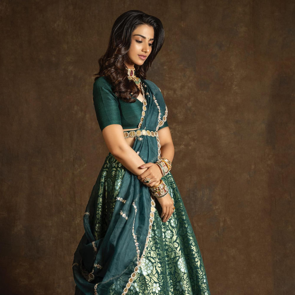 మీనాక్షి చౌదరి గురించి ప్రత్యేకంగా చెప్పనవసరంలేదు.. ఈమె ఒక మోడల్.. తరువాత మెల్లగా సినీ రంగ ప్రవేశం చేసింది.. ఈ ముద్దుగుమ్మ రవితేజ నటించిన ఖిలాడి సినిమాలో కూడా నటించింది... హిట్ 2 సినిమాతో తొలి సక్సెస్ అందుకుంది.. ప్రస్తుతం గుంటూరు కారం సినిమాలో నటిస్తుంది..
