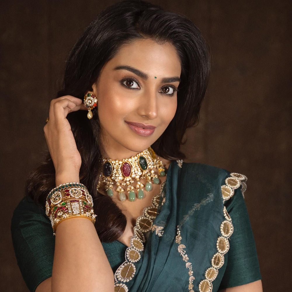 మీనాక్షి చౌదరి గురించి ప్రత్యేకంగా చెప్పనవసరంలేదు.. ఈమె ఒక మోడల్.. తరువాత మెల్లగా సినీ రంగ ప్రవేశం చేసింది.. ఈ ముద్దుగుమ్మ రవితేజ నటించిన ఖిలాడి సినిమాలో కూడా నటించింది... హిట్ 2 సినిమాతో తొలి సక్సెస్ అందుకుంది.. ప్రస్తుతం గుంటూరు కారం సినిమాలో నటిస్తుంది..
