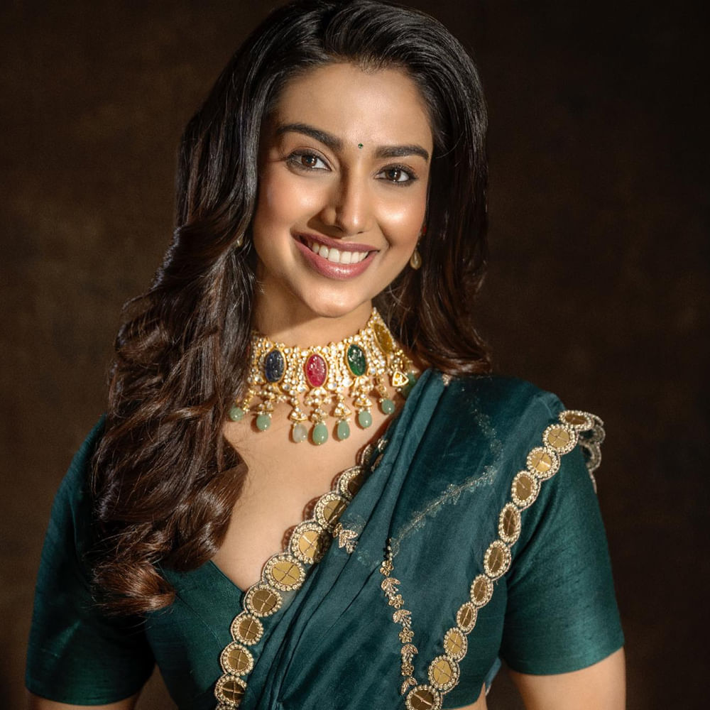 మీనాక్షి చౌదరి గురించి ప్రత్యేకంగా చెప్పనవసరంలేదు.. ఈమె ఒక మోడల్.. తరువాత మెల్లగా సినీ రంగ ప్రవేశం చేసింది.. ఈ ముద్దుగుమ్మ రవితేజ నటించిన ఖిలాడి సినిమాలో కూడా నటించింది... హిట్ 2 సినిమాతో తొలి సక్సెస్ అందుకుంది.. ప్రస్తుతం గుంటూరు కారం సినిమాలో నటిస్తుంది..
