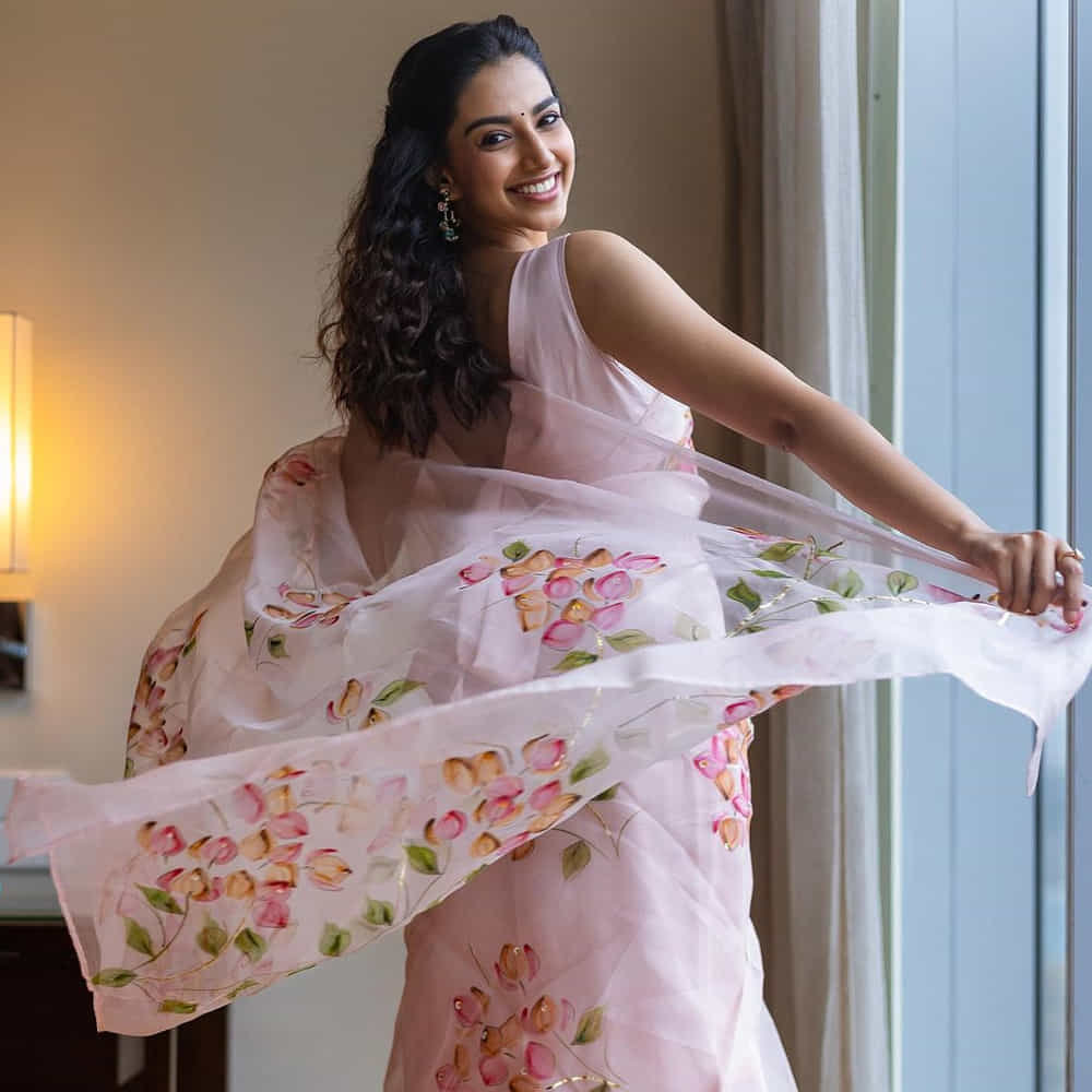 విశ్వక్సేన్ హీరోగా కృష్ణ చైతన్య తెరకెక్కిస్తున్న సినిమాలోనూ మీనాక్షి పేరు వినిపిస్తోంది. మట్కా, వెంకీ అట్లూరి డైరక్షన్లో దుల్కర్ సల్మాన్ చేస్తున్న సినిమాలోనూ ఈ భామ పేరే ఖరారవుతుందంటోంది ఫిల్మ్ ఇండస్ట్రీ. వరుసగా అవకాశాలతో ఓవర్నైట్ స్టార్డమ్ ఎంజాయ్ చేస్తున్నారు ఈ లేడీ.