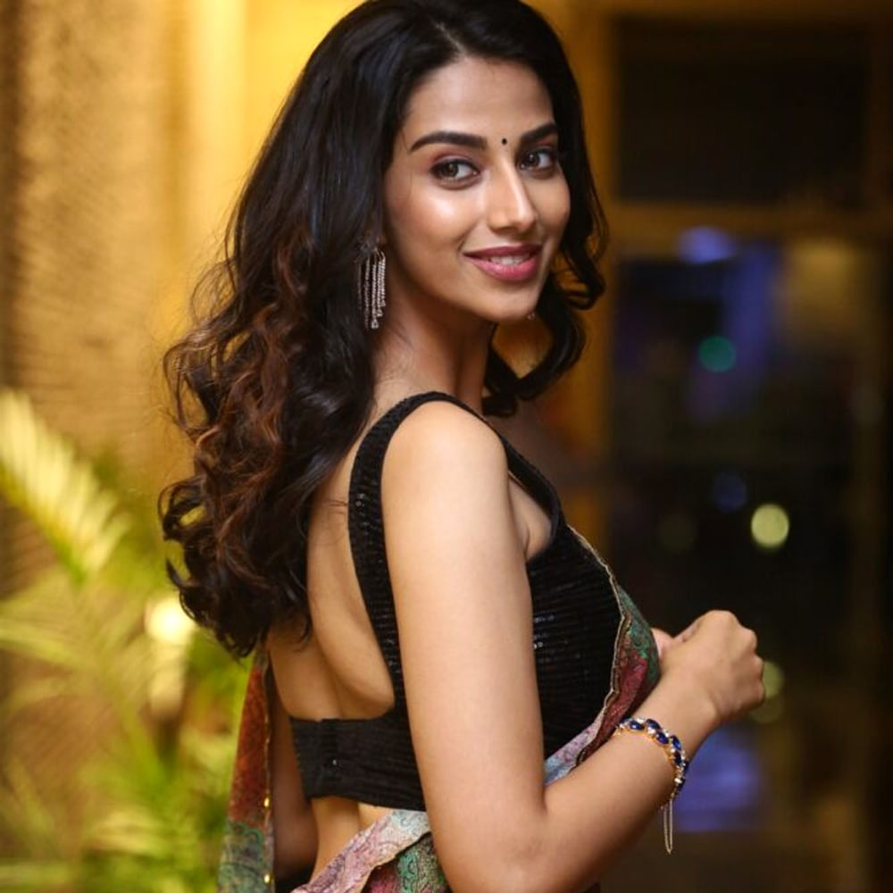 వరుస అవకాశాలతో దూసుకుపోతున్న మీనాక్షి చౌదరి మూవీ సెలక్షన్ విషయంలో జాగ్రత్తగా ఉండాలని నిర్ణయించుకున్నారు. ముఖ్యంగా బోల్డ్ సీన్స్‌కు నో అంటున్నారు ఈ బ్యూటీ. కథ డిమాండ్ చేస్తూ ముద్దు సీన్ వరకు ఓకే, అంతకు మించి చేయనని క్లారిటీ ఇచ్చేశారు. ప్రజెంట్ మహేష్‌ బాబు హీరోగా తెరకెక్కుతున్న గుంటూరు కారంతో పాటు మరో రెండు తెలుగు సినిమాల్లో నటిస్తున్నారు మీనాక్షి.