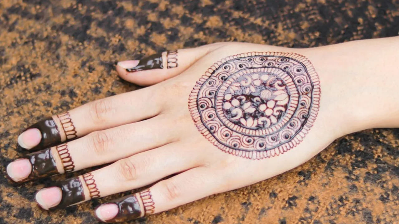 మండల మెహందీ - ఈ మెహందీ డిజైన్ ఈ రోజుల్లో చాలా ట్రెండ్‌లో ఉంది. మీరు మండల మెహందీతో చేతులను కూడా అలంకరించుకోవచ్చు. ఈ మెహందీ డిజైన్ చాలా సరళంగా, సొగసైనదిగా కనిపిస్తుంది.
