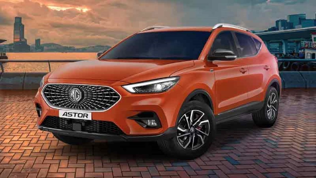 ఎంజీ ఆస్టర్‌
ఎంజీ మిడ్-స్పెక్ స్మార్ట్ ట్రిమ్ నుంచి ఆస్టర్‌లో పనోరమిక్ సన్‌రూఫ్‌ను అందిస్తుంది. ఆస్టర్ 110హెచ్‌పీ, 144 ఎన్‌ఎం 1.5 లీటర్, పెట్రోల్ ఇంజన్ 5 స్పీడ్ మాన్యువల్ లేదా సీవీటీతో వస్తుంది. ఈ కారు ఎరుపు రంగు ఇంటీరియర్‌తో పాటు పనోరమిక్ సన్‌రూఫ్ క్యాబిన్ ఆకర్షణీయంగా ఉంటుంది. ఈ కారు ధర రూ.14.21 లక్షల నుంచి రూ.18.69 లక్షలుగా ఉంటుంది. ఆస్టర్ కారు బిల్డ్‌ క్వాలిటీ కూడా చాలా బాగుంటుందని నిపుణులు చెబుతున్నారు. 
