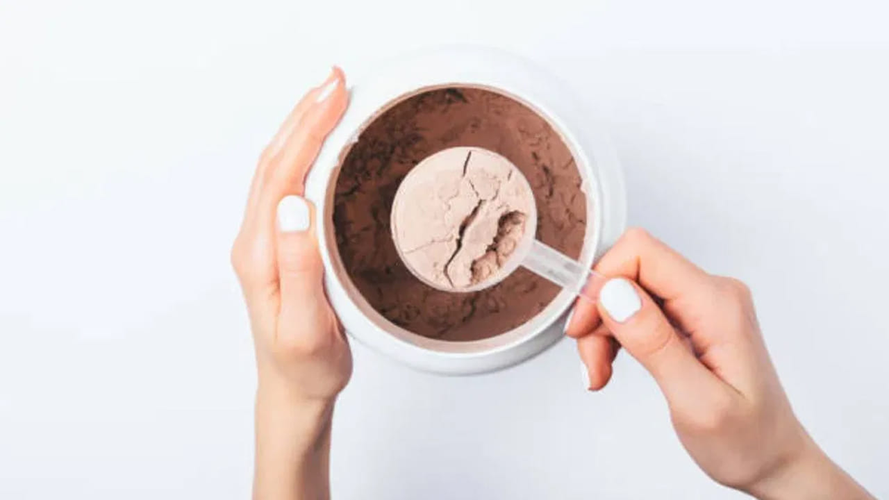 ఉప్పు వేయని పొట్టు తీయని చిక్‌పీస్ , మచానా, ఓట్స్, బాదం, పిస్తా, జీడిపప్పు, వాల్‌నట్‌లు, గుమ్మడి గింజలను ముందుగా పొడిగా బాగా వేయించాలి.