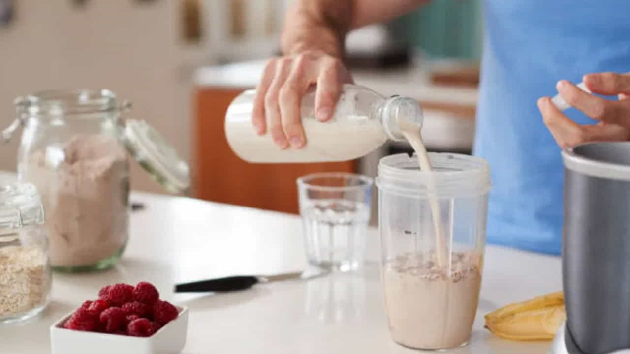 తినడానికి ముందు పైన రెండు ఖర్జూరాలను కోయండి. ఇది తింటే మంచి అనుభూతిని కలిగిస్తుంది మరియు 6 గంటల పాటు కడుపు నిండుగా ఉంటుంది.