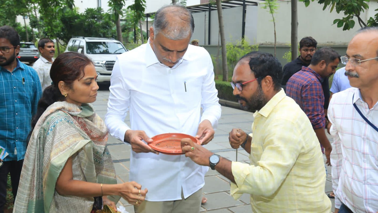 వర్షా కాలం వచ్చిందంటే చాలు సీజనల్ వ్యాధులు ఇబ్బంది పెడుతూనే ఉంటాయి. డెంగీ, మలేరియా, వైరల్ ఫీవర్ లు ఎటాక్ చేస్తుంటాయి. దాంతో అందరూ ఆస్పత్రులకు పరుగులు తీయాల్సి వస్తుంది. మరి ఈ వ్యాధుల బారిన పడకుండా ఉండాలంటే ముందుగా మన పరిసరాలను పరిశుభ్రంగా ఉంచుకోవాలని సూచిస్తున్నారు వైద్యులు. 