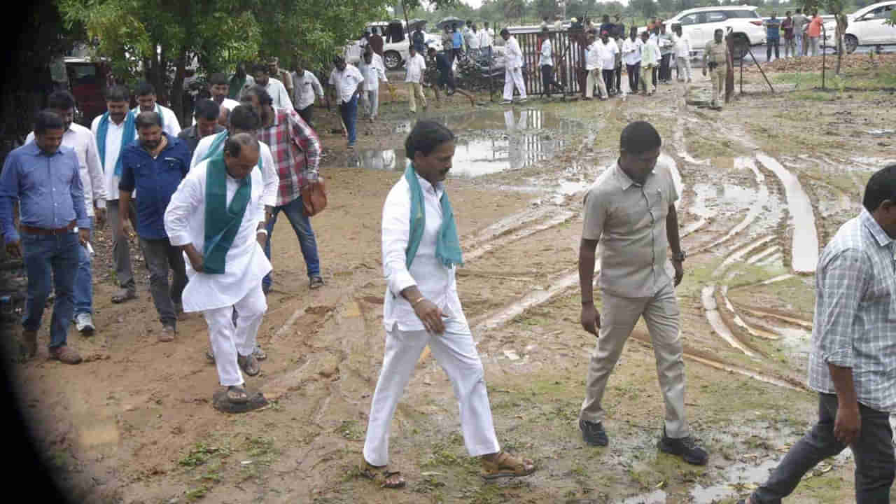 Telangana: మంత్రికి తప్పని వానతిప్పలు.. బురదలోనే అడుగులో అడుగేస్తూ నడక..