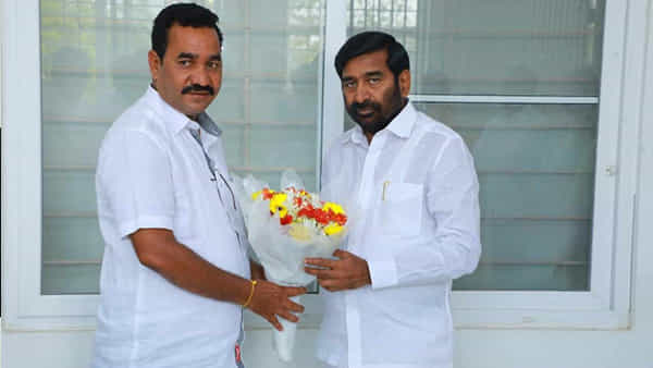 Telangana: మంత్రి బర్త్డే.. వినూత్నంగా సెలబ్రేట్ చేసిన అభిమాని.. ప్రజలకు ఏం పంచిపెట్టాడో మీరే చూడండి..