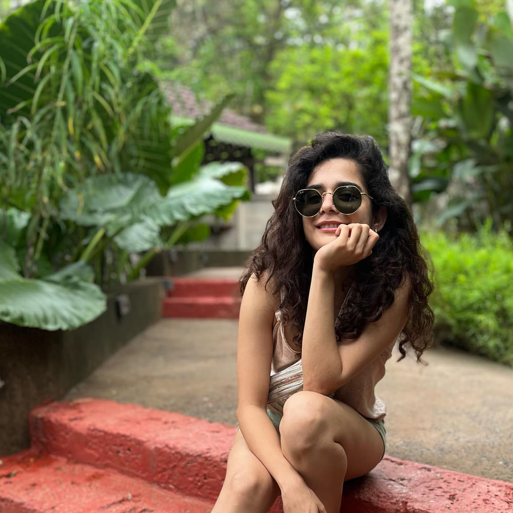 ఓరి దేవుడా సినిమాతో తెలుగుతెరకు పరిచయమైంది మిథిలా పాల్కర్.. ఈ సినిమాలో మిథిలా అందంతో , క్యూట్ స్మైల్ తో స్పెషల్ ఎట్రాక్షన్ గా నిలిచింది.ఈమె స్మైల్ తో అభిమానులను మాత్రం గట్టిగానే సంపాందించి ఈ ముంబై ముద్దుగుమ్మ. ఇంక లేటెస్ట్ ఫొటోస్ తో మరోసారి కురాళ్లను ఉక్కిరిబిక్కిరి చేస్తుంది.