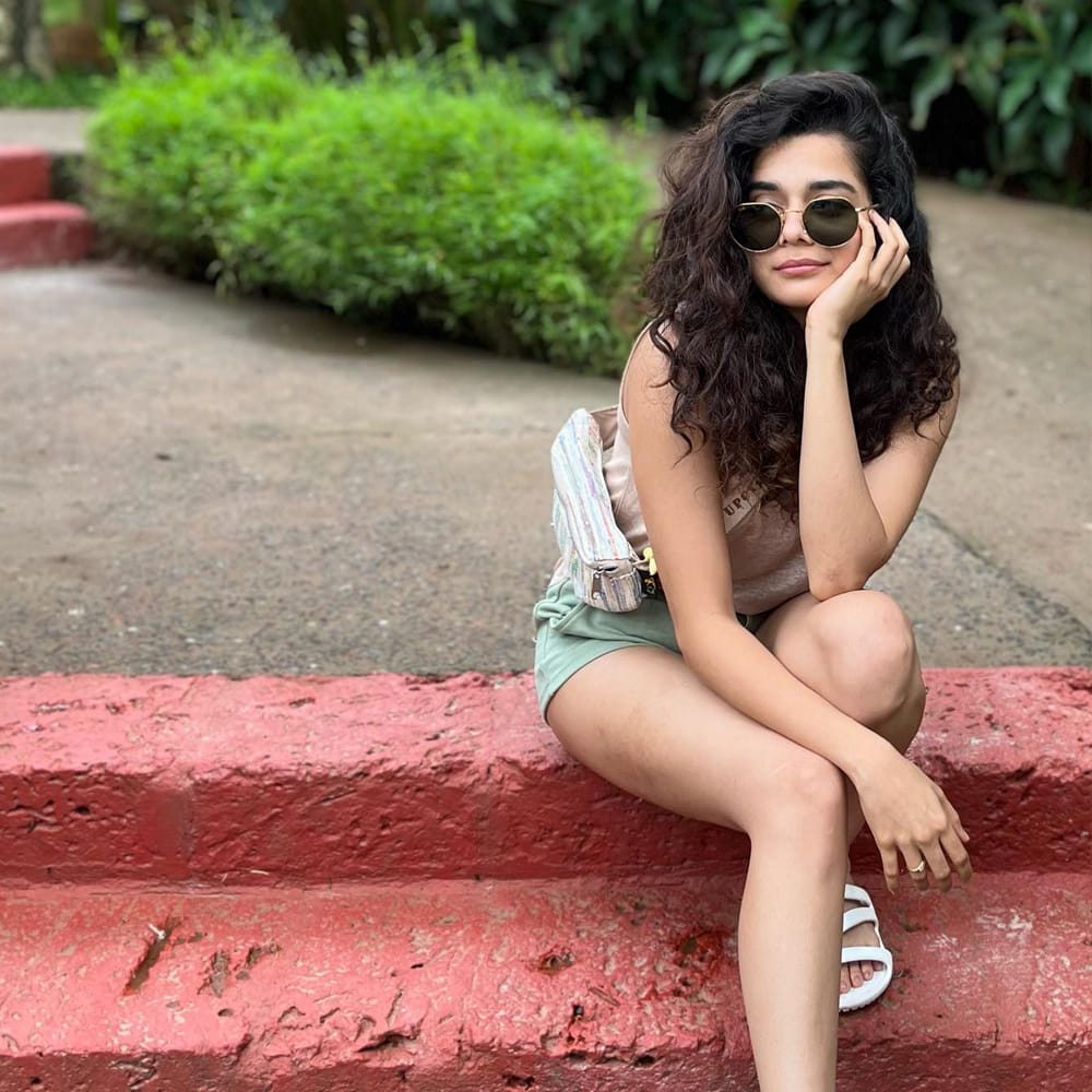 ఓరి దేవుడా సినిమాతో తెలుగుతెరకు పరిచయమైంది మిథిలా పాల్కర్.. ఈ సినిమాలో మిథిలా అందంతో , క్యూట్ స్మైల్ తో స్పెషల్ ఎట్రాక్షన్ గా నిలిచింది.ఈమె స్మైల్ తో అభిమానులను మాత్రం గట్టిగానే సంపాందించి ఈ ముంబై ముద్దుగుమ్మ. ఇంక లేటెస్ట్ ఫొటోస్ తో మరోసారి కురాళ్లను ఉక్కిరిబిక్కిరి చేస్తుంది.