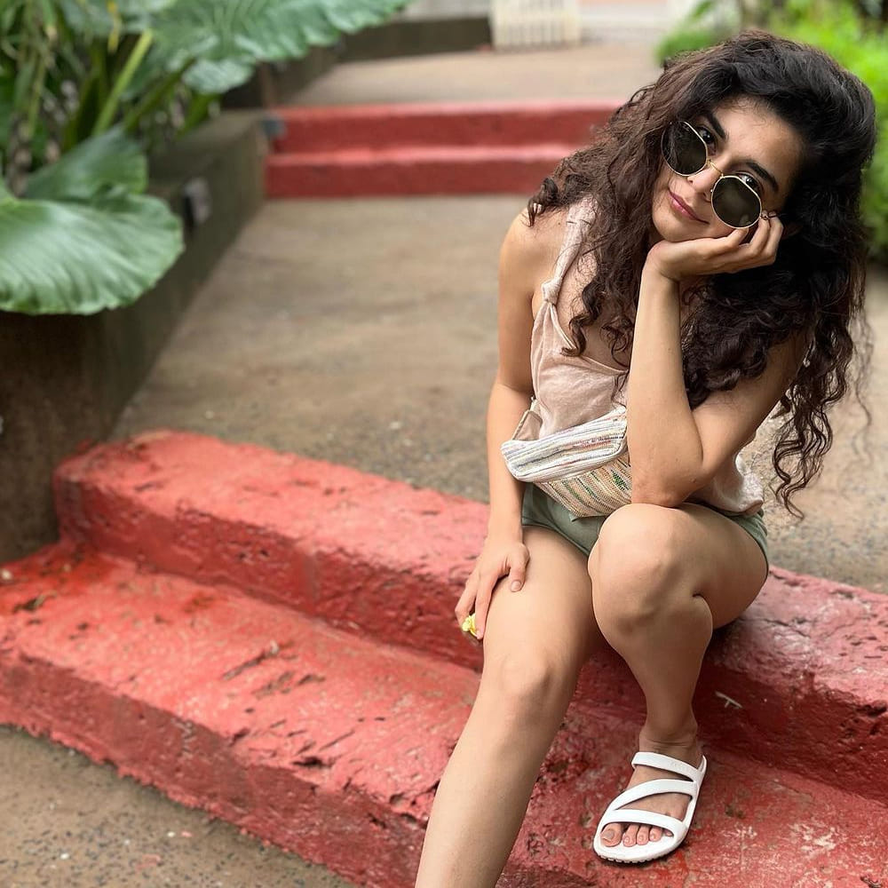 ఓరి దేవుడా సినిమాతో తెలుగుతెరకు పరిచయమైంది మిథిలా పాల్కర్.. ఈ సినిమాలో మిథిలా అందంతో , క్యూట్ స్మైల్ తో స్పెషల్ ఎట్రాక్షన్ గా నిలిచింది.ఈమె స్మైల్ తో అభిమానులను మాత్రం గట్టిగానే సంపాందించి ఈ ముంబై ముద్దుగుమ్మ. ఇంక లేటెస్ట్ ఫొటోస్ తో మరోసారి కురాళ్లను ఉక్కిరిబిక్కిరి చేస్తుంది.