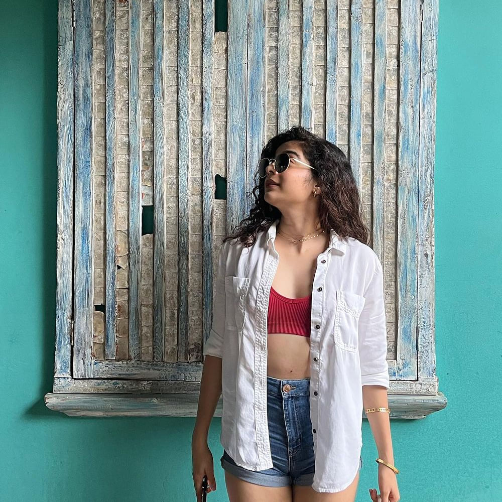 ఓరి దేవుడా సినిమాతో తెలుగుతెరకు పరిచయమైంది మిథిలా పాల్కర్.. ఈ సినిమాలో మిథిలా అందంతో , క్యూట్ స్మైల్ తో స్పెషల్ ఎట్రాక్షన్ గా నిలిచింది.ఈమె స్మైల్ తో అభిమానులను మాత్రం గట్టిగానే సంపాందించి ఈ ముంబై ముద్దుగుమ్మ. ఇంక లేటెస్ట్ ఫొటోస్ తో మరోసారి కురాళ్లను ఉక్కిరిబిక్కిరి చేస్తుంది.