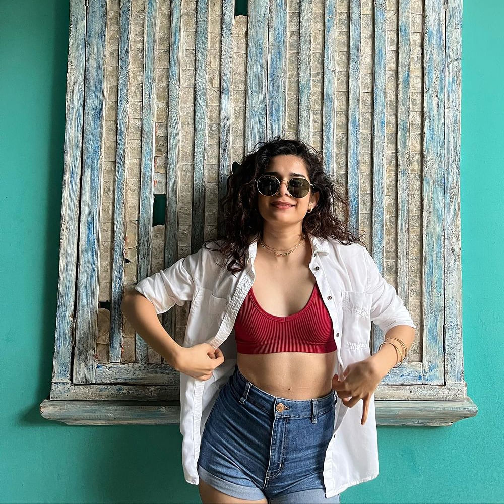 ఓరి దేవుడా సినిమాతో తెలుగుతెరకు పరిచయమైంది మిథిలా పాల్కర్.. ఈ సినిమాలో మిథిలా అందంతో , క్యూట్ స్మైల్ తో స్పెషల్ ఎట్రాక్షన్ గా నిలిచింది.ఈమె స్మైల్ తో అభిమానులను మాత్రం గట్టిగానే సంపాందించి ఈ ముంబై ముద్దుగుమ్మ. ఇంక లేటెస్ట్ ఫొటోస్ తో మరోసారి కురాళ్లను ఉక్కిరిబిక్కిరి చేస్తుంది.