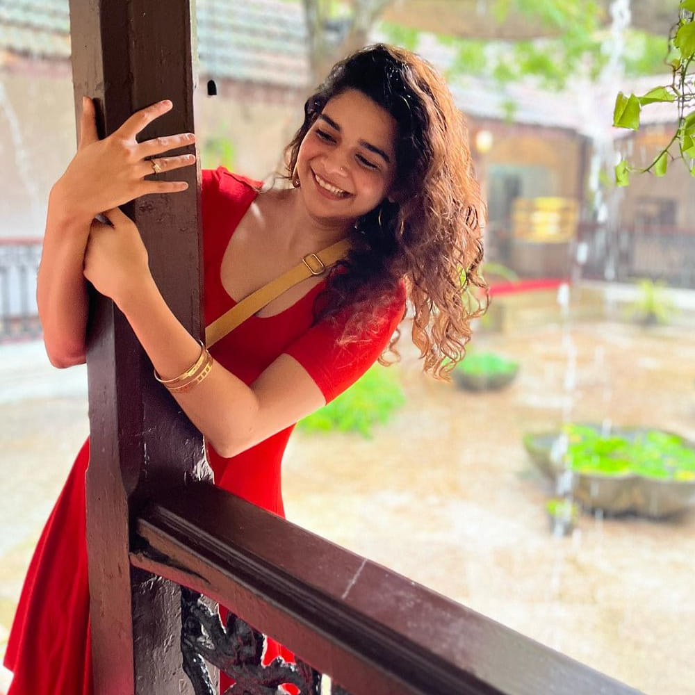 ఓరి దేవుడా సినిమాతో తెలుగుతెరకు పరిచయమైంది మిథిలా పాల్కర్.. ఈ సినిమాలో మిథిలా అందంతో , క్యూట్ స్మైల్ తో స్పెషల్ ఎట్రాక్షన్ గా నిలిచింది.ఈమె స్మైల్ తో అభిమానులను మాత్రం గట్టిగానే సంపాందించి ఈ ముంబై ముద్దుగుమ్మ. ఇంక లేటెస్ట్ ఫొటోస్ తో మరోసారి కురాళ్లను ఉక్కిరిబిక్కిరి చేస్తుంది.