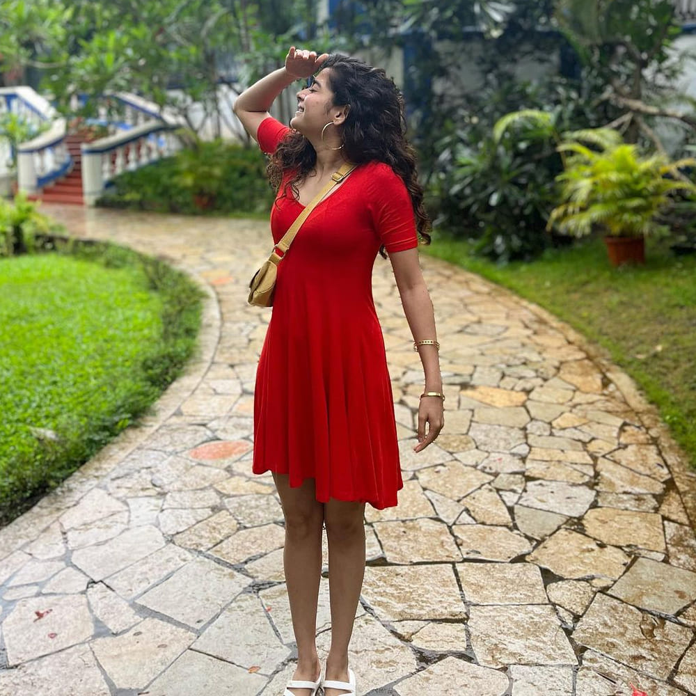 ఓరి దేవుడా సినిమాతో తెలుగుతెరకు పరిచయమైంది మిథిలా పాల్కర్.. ఈ సినిమాలో మిథిలా అందంతో , క్యూట్ స్మైల్ తో స్పెషల్ ఎట్రాక్షన్ గా నిలిచింది.ఈమె స్మైల్ తో అభిమానులను మాత్రం గట్టిగానే సంపాందించి ఈ ముంబై ముద్దుగుమ్మ. ఇంక లేటెస్ట్ ఫొటోస్ తో మరోసారి కురాళ్లను ఉక్కిరిబిక్కిరి చేస్తుంది.