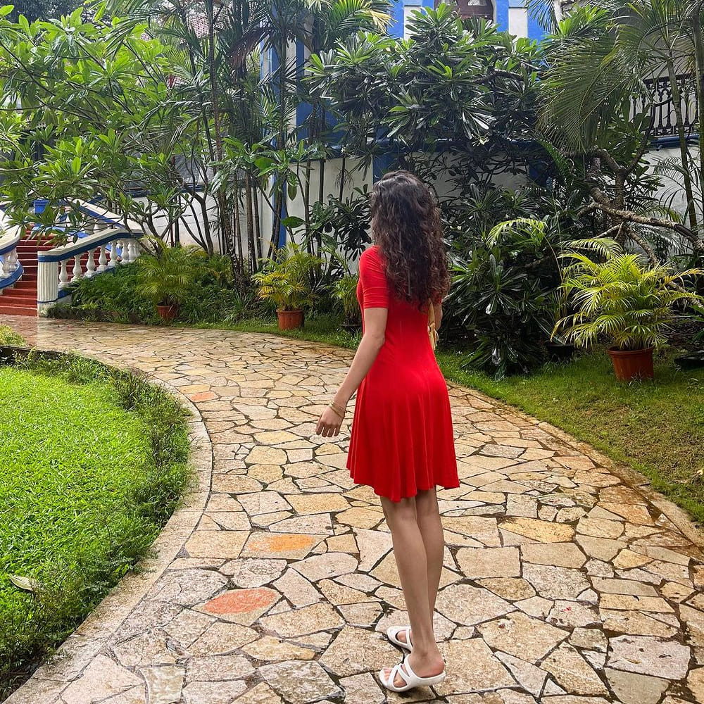 ఓరి దేవుడా సినిమాతో తెలుగుతెరకు పరిచయమైంది మిథిలా పాల్కర్.. ఈ సినిమాలో మిథిలా అందంతో , క్యూట్ స్మైల్ తో స్పెషల్ ఎట్రాక్షన్ గా నిలిచింది.ఈమె స్మైల్ తో అభిమానులను మాత్రం గట్టిగానే సంపాందించి ఈ ముంబై ముద్దుగుమ్మ. ఇంక లేటెస్ట్ ఫొటోస్ తో మరోసారి కురాళ్లను ఉక్కిరిబిక్కిరి చేస్తుంది.