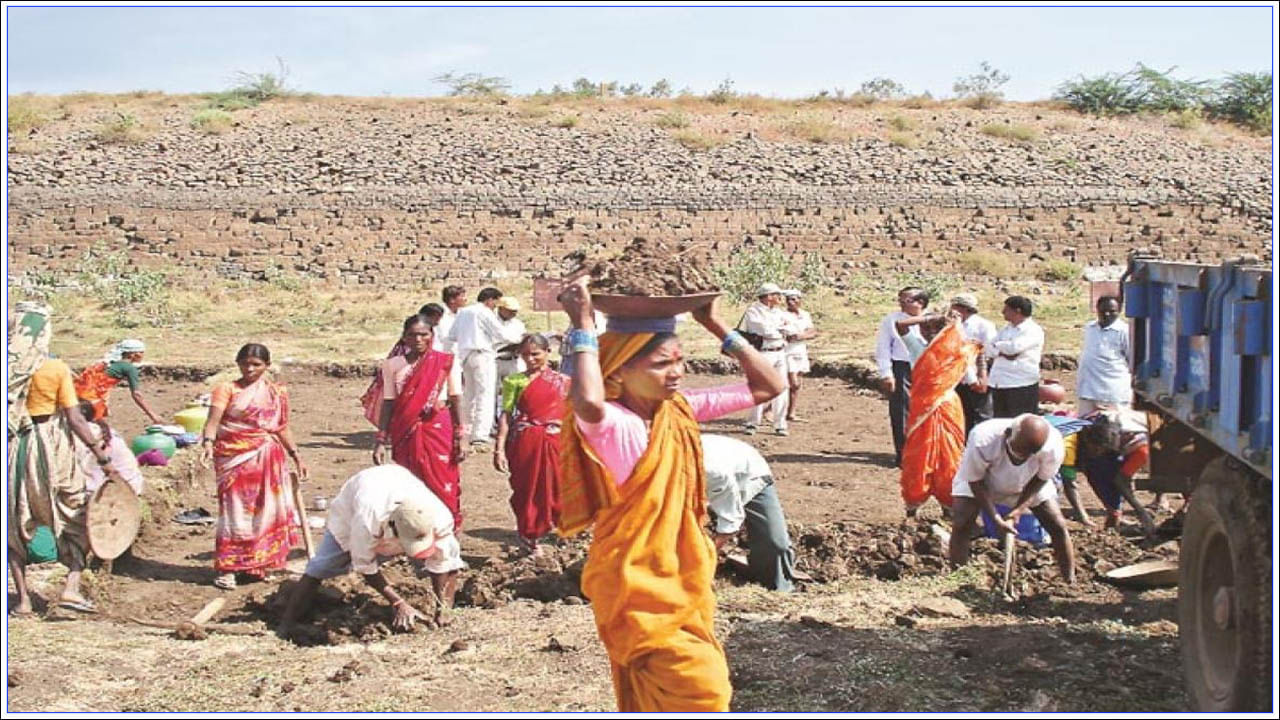 MNREGS Schem: మహాత్మాగాంధీ జాతీయ గ్రామీణ ఉపాధి హామీ పథకంలో భారీ అవకతవకలు.. జాబితాలో చనిపోయిన వారి పేర్లు