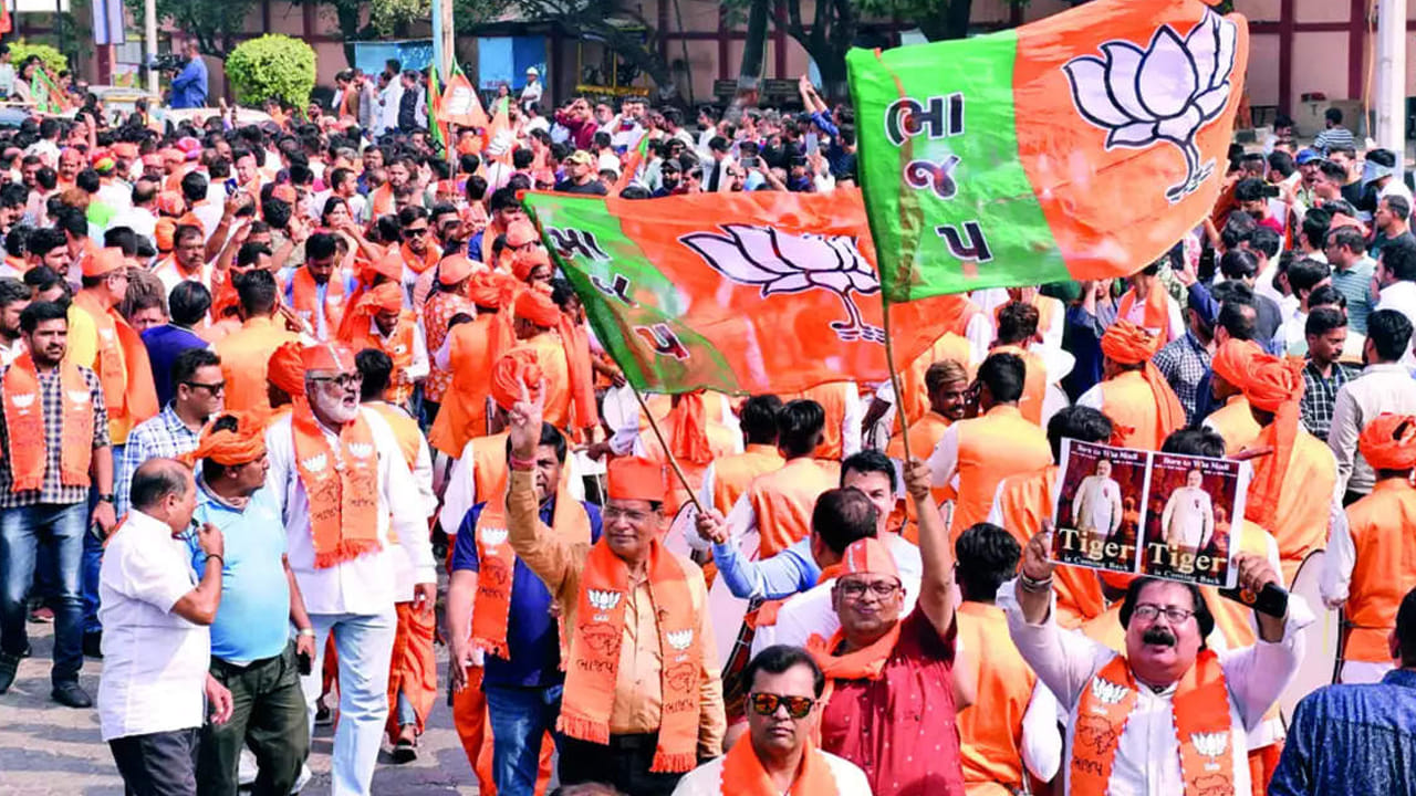 సోమవారం ఢిల్లీలో పార్టీలోని పలువురులు కీలక నేతలు సమావేశమయ్యారు. ఇందులో సిట్టింగ్ ఎంపీల పనితీరు గురించి సమీక్ష చేసినట్లు తెలుస్తోంది. ఇందుకోసం పలు ఏజేన్సీ సంస్థల నుంచి క్షేత్రస్థాయి సమాచారాన్ని తెప్పించుకుని పరిశీలిస్తున్నట్లు సమాచారం. 