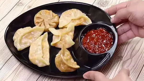 Momos: పందెం వేసి 150 మోమోస్ తిన్న యువకుడు మృతి .. అతిగా తినడం వల్లనే అంటున్న వైద్యులు..
