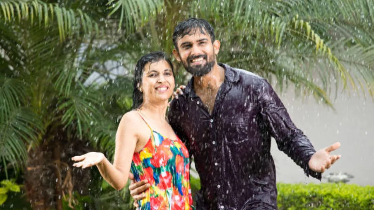 వర్షాకాలంలో కూడా కార్యక్రమాలకు లోటు లేదు. ఇక లైట్ మేకప్ వేసుకోకపోతే ఈ రోజుల్లో ఎక్కడికీ వెళ్లలేం. 