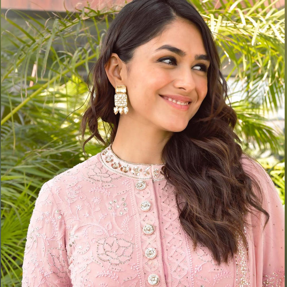 ప్రస్తుతం తెలుగులో న్యాచురల్ స్టార్ నాని సరసన నటిస్తుంది. కొద్ది రోజులుగా ఈ మూవీ షూటింగ్ శరవేగంగా జరుగుతుంది. 