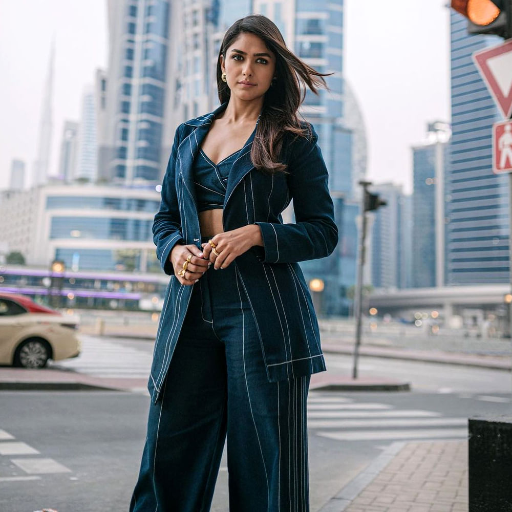 తెలుగు ఇండస్ట్రీలో ఇప్పుడు ఏ కొత్త సినిమా ఓపెనింగ్‌ జరిగినా, హీరోయిన్‌ ఎవరు? ఆ ఇద్దరిలో ఒకరేనా అంటూ శ్రీలీల, మృణాల్‌ ఠాకూర్‌ పేర్లను ప్రస్తావిస్తున్నారు జనాలు. వరుస సక్సెస్‌లతో శ్రీలీల దూసుకుపోతుంటే, సౌత్‌, నార్త్ తేడా లేకుండా సినిమాలు చేసుకుంటూ ముందుకెళ్తున్నారు మృణాల్‌ ఠాకూర్‌. చేతినిండా సినిమాలతో బిజీగా ఉన్నారు ఈ ఇద్దరూ.