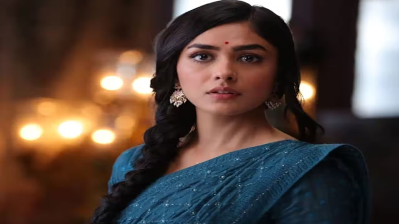 క్క సినిమాతోనే తెలుగు ప్రేక్షకుల హాట్ ఫేవరెట్‌గా మారిపోయారు సిల్వర్ స్క్రీన్‌ సీత మృణాల్ ఠాకూర్‌. సీతా రామం సినిమాతో తెలుగు ఆడియన్స్‌ ముందుకు వచ్చిన ఈ బ్యూటీ తెర మీద ఎంత ట్రెడిషనల్‌గా కనిపించారో.. రియల్‌ లైఫ్‌లో అంత ట్రెండీ అనిపించుకుంటున్నారు. అంతేకాదు బిగ్ టార్గెట్‌ సెట్‌ చేసుకొని ప్లాన్ రెడీ చేస్తున్నారు.