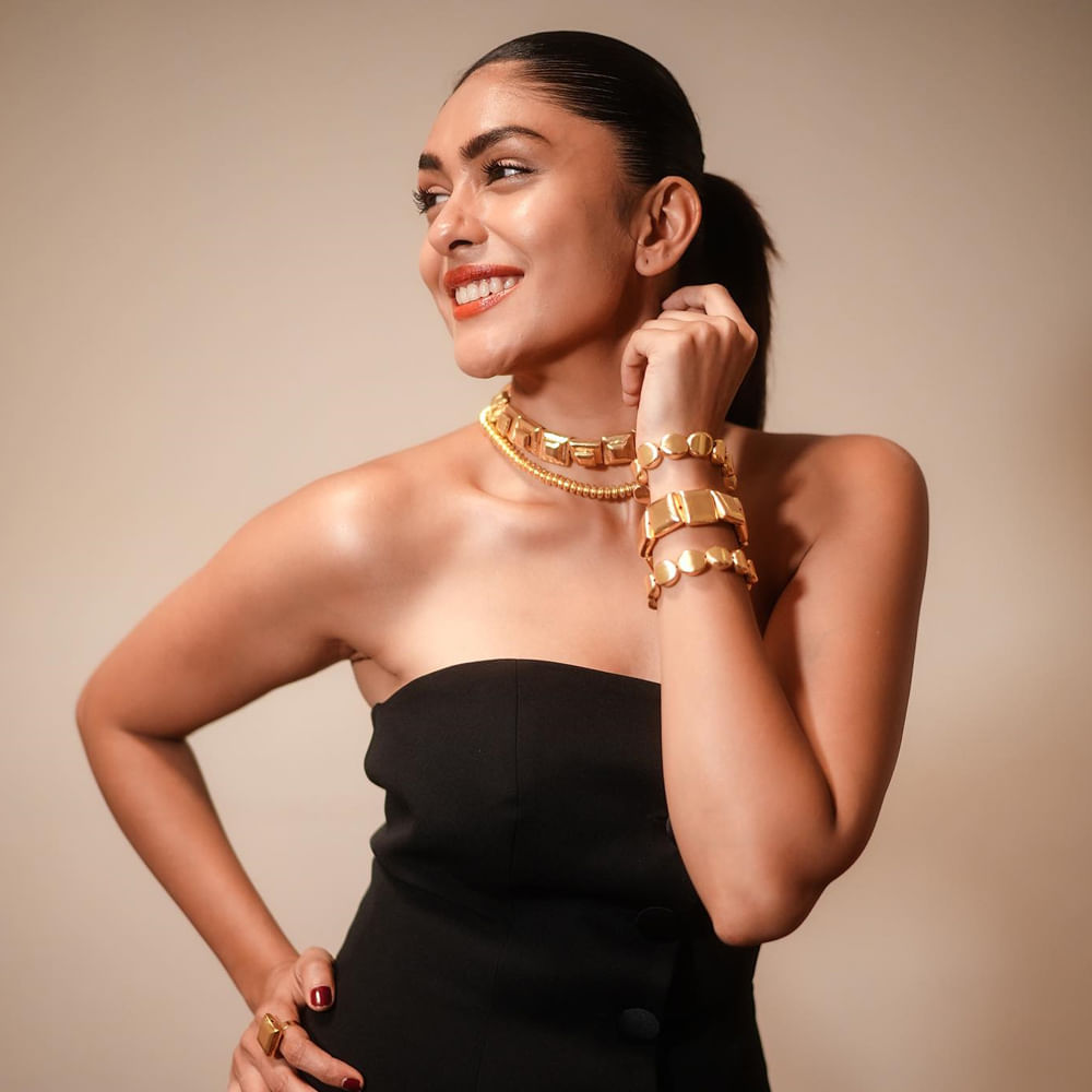 ఇదివరకు మృణాల్ ఠాకూర్ అంటే తెలియని పేరు అనేవారు.. కానీ ఇప్పుడు సీత రామం హీరోయిన్ తెలుగు ఆడియెన్స్ కు ఠక్కున గుర్తుకొస్తుంది ఈ ముద్దుగుమ్మ.. సీతారామం సినిమా తో మృణాల్ కు తెలుగులో అవకాశాలు వెల్లు వెత్తుతున్నాయి.
