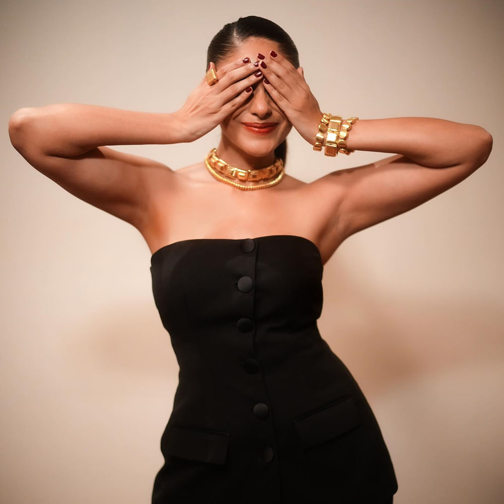 ఇదివరకు మృణాల్ ఠాకూర్ అంటే తెలియని పేరు అనేవారు.. కానీ ఇప్పుడు సీత రామం హీరోయిన్ తెలుగు ఆడియెన్స్ కు ఠక్కున గుర్తుకొస్తుంది ఈ ముద్దుగుమ్మ.. సీతారామం సినిమా తో మృణాల్ కు తెలుగులో అవకాశాలు వెల్లు వెత్తుతున్నాయి.
