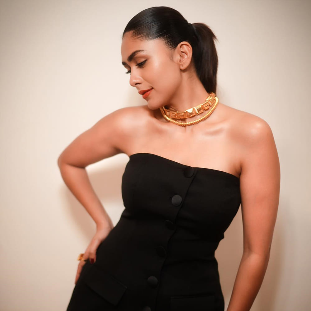 ఇదివరకు మృణాల్ ఠాకూర్ అంటే తెలియని పేరు అనేవారు.. కానీ ఇప్పుడు సీత రామం హీరోయిన్ తెలుగు ఆడియెన్స్ కు ఠక్కున గుర్తుకొస్తుంది ఈ ముద్దుగుమ్మ.. సీతారామం సినిమా తో మృణాల్ కు తెలుగులో అవకాశాలు వెల్లు వెత్తుతున్నాయి.
