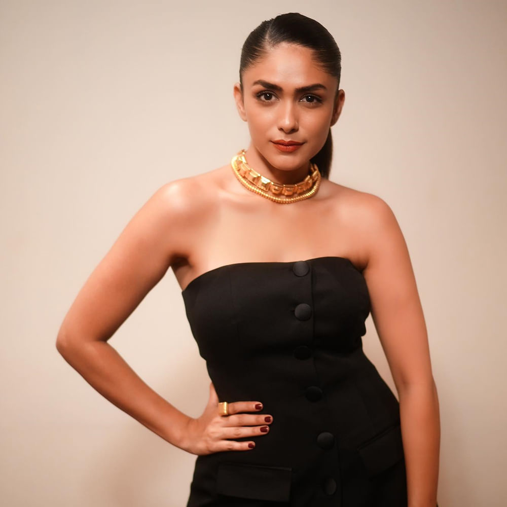 ఇదివరకు మృణాల్ ఠాకూర్ అంటే తెలియని పేరు అనేవారు.. కానీ ఇప్పుడు సీత రామం హీరోయిన్ తెలుగు ఆడియెన్స్ కు ఠక్కున గుర్తుకొస్తుంది ఈ ముద్దుగుమ్మ.. సీతారామం సినిమా తో మృణాల్ కు తెలుగులో అవకాశాలు వెల్లు వెత్తుతున్నాయి.
