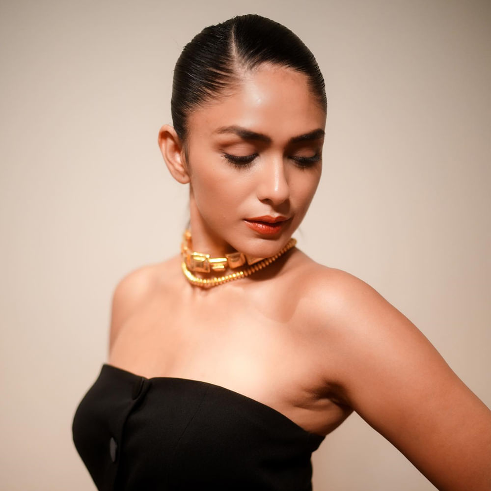 ఇదివరకు మృణాల్ ఠాకూర్ అంటే తెలియని పేరు అనేవారు.. కానీ ఇప్పుడు సీత రామం హీరోయిన్ తెలుగు ఆడియెన్స్ కు ఠక్కున గుర్తుకొస్తుంది ఈ ముద్దుగుమ్మ.. సీతారామం సినిమా తో మృణాల్ కు తెలుగులో అవకాశాలు వెల్లు వెత్తుతున్నాయి.
