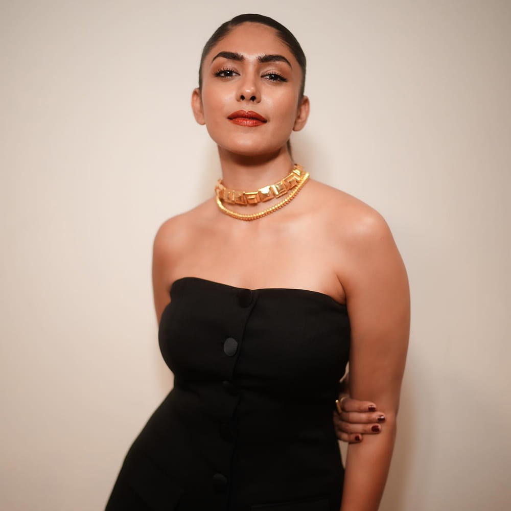 ఇదివరకు మృణాల్ ఠాకూర్ అంటే తెలియని పేరు అనేవారు.. కానీ ఇప్పుడు సీత రామం హీరోయిన్ తెలుగు ఆడియెన్స్ కు ఠక్కున గుర్తుకొస్తుంది ఈ ముద్దుగుమ్మ.. సీతారామం సినిమా తో మృణాల్ కు తెలుగులో అవకాశాలు వెల్లు వెత్తుతున్నాయి.
