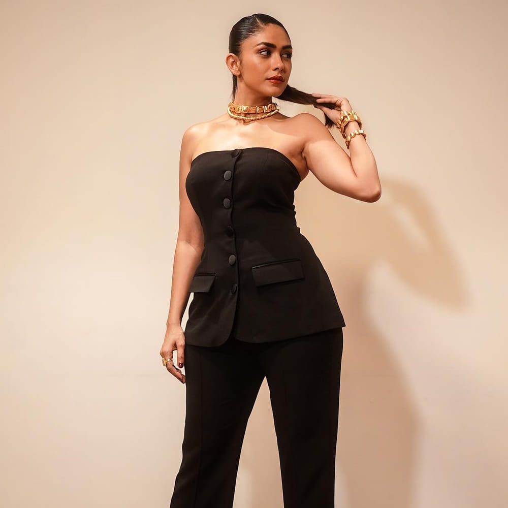 ఇదివరకు మృణాల్ ఠాకూర్ అంటే తెలియని పేరు అనేవారు.. కానీ ఇప్పుడు సీత రామం హీరోయిన్ తెలుగు ఆడియెన్స్ కు ఠక్కున గుర్తుకొస్తుంది ఈ ముద్దుగుమ్మ.. సీతారామం సినిమా తో మృణాల్ కు తెలుగులో అవకాశాలు వెల్లు వెత్తుతున్నాయి.
