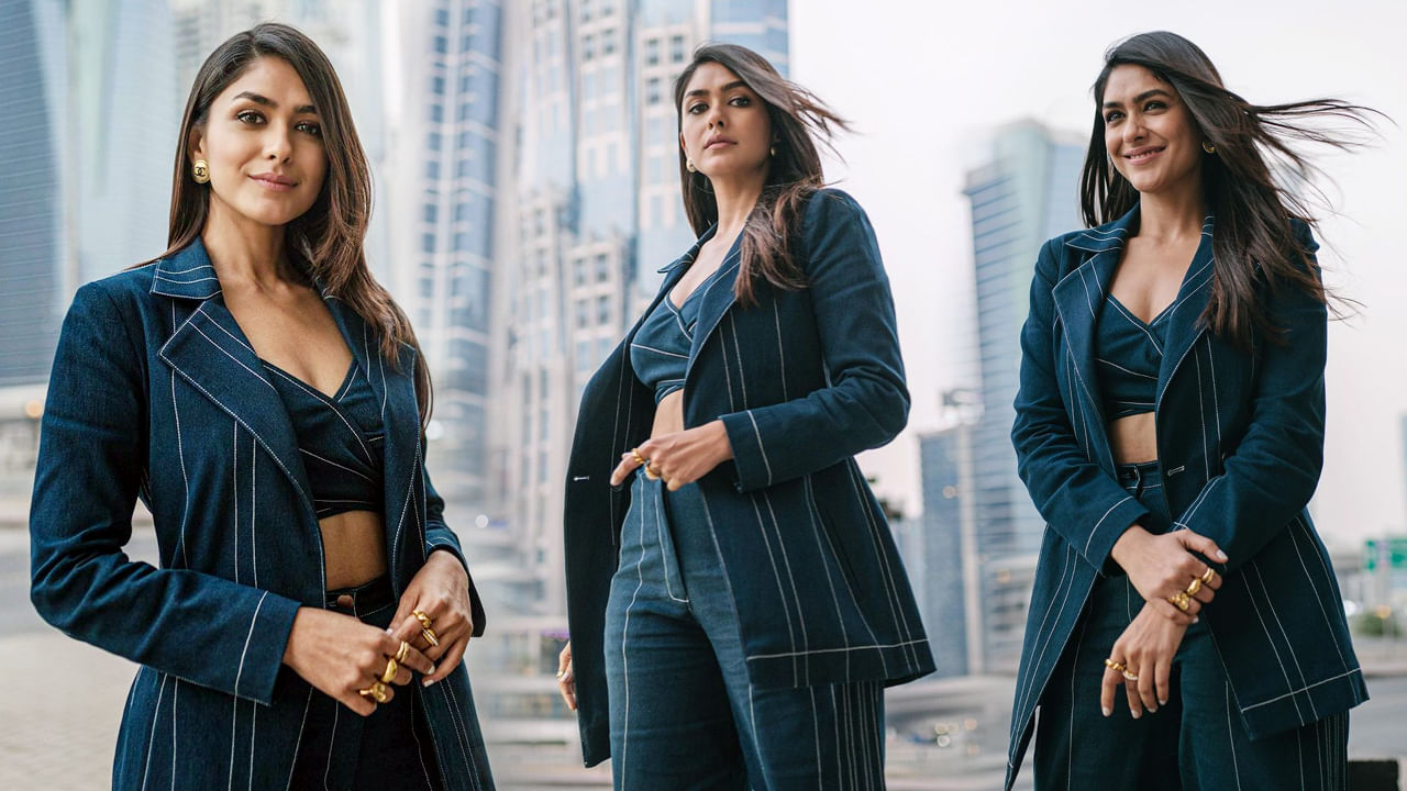 సీతారామంతో తెలుగు ప్రేక్షకులకు దగ్గరైన బాలీవుడ్ హాట్ గర్ల్ మృణాల్ ఠాకూర్.. ఈ ఒక్క సినిమా మృణాల్ కెరియర్ నే మార్చేసింది. ఇదే తరహాలో చాలామంది అభిమానులను సంపాందించి పెట్టింది. మరి ఎందుకు ఈ అమ్మడికి ఇంత క్రేజ్ అంటే ఆమె అందం.. ఆమె అందమే ఆమెకి ప్లస్ అయ్యింది. తాజాగా షేర్ చేసిన ఫొటోస్ లో కూడా కురాళ్ళ ఆమె అందాన్నే చూస్తునారు అంట.!