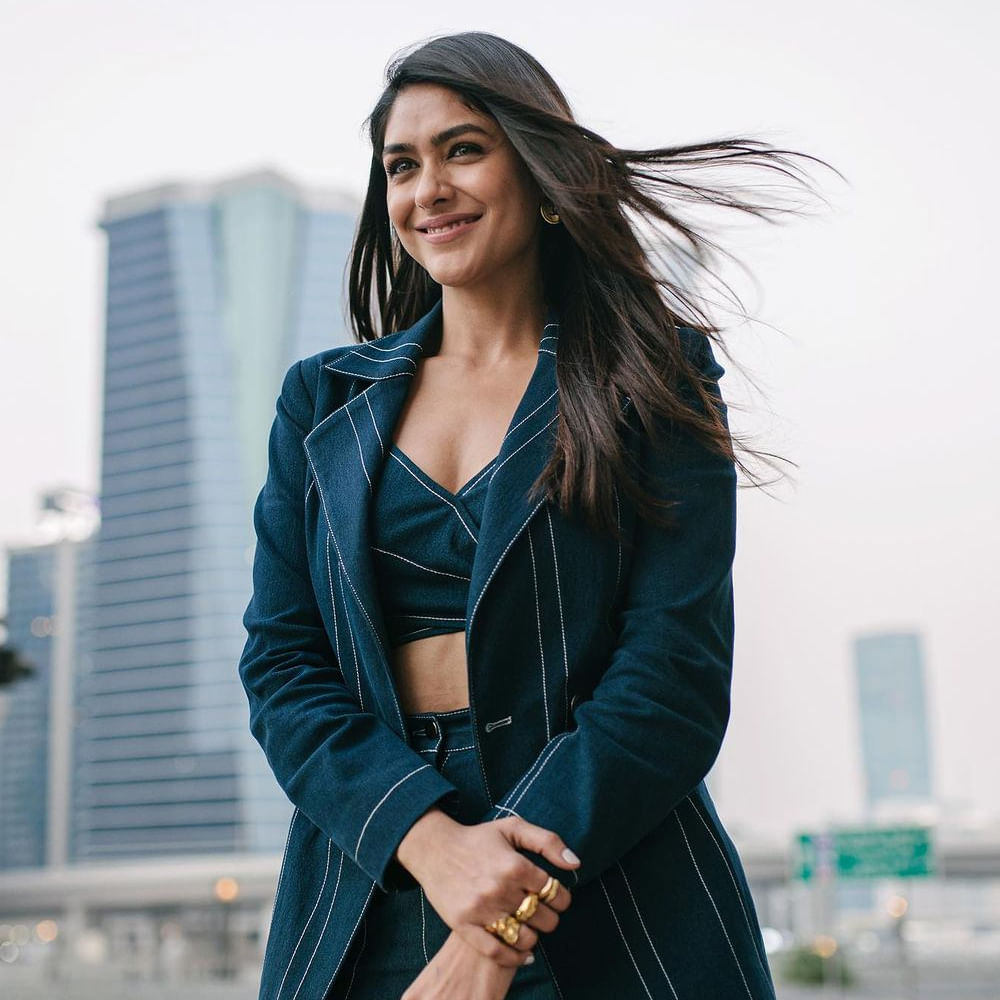 సీతారామంతో తెలుగు ప్రేక్షకులకు దగ్గరైన బాలీవుడ్ హాట్ గర్ల్ మృణాల్ ఠాకూర్.. ఈ ఒక్క సినిమా మృణాల్ కెరియర్ నే మార్చేసింది. ఇదే తరహాలో చాలామంది అభిమానులను సంపాందించి పెట్టింది. మరి ఎందుకు ఈ అమ్మడికి ఇంత క్రేజ్ అంటే ఆమె అందం.. ఆమె అందమే ఆమెకి ప్లస్ అయ్యింది. తాజాగా షేర్ చేసిన ఫొటోస్ లో కూడా కురాళ్ళ ఆమె అందాన్నే చూస్తునారు అంట.!