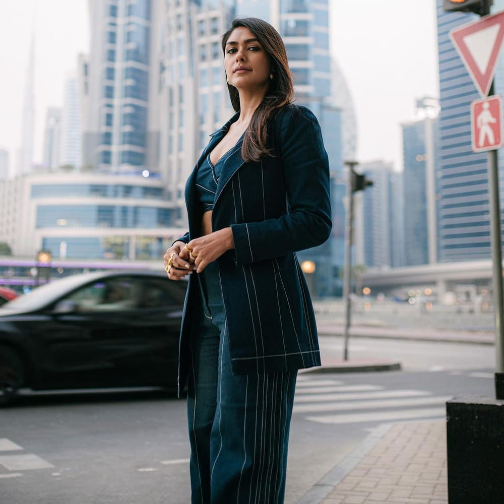 సీతారామంతో తెలుగు ప్రేక్షకులకు దగ్గరైన బాలీవుడ్ హాట్ గర్ల్ మృణాల్ ఠాకూర్.. ఈ ఒక్క సినిమా మృణాల్ కెరియర్ నే మార్చేసింది. ఇదే తరహాలో చాలామంది అభిమానులను సంపాందించి పెట్టింది. మరి ఎందుకు ఈ అమ్మడికి ఇంత క్రేజ్ అంటే ఆమె అందం.. ఆమె అందమే ఆమెకి ప్లస్ అయ్యింది. తాజాగా షేర్ చేసిన ఫొటోస్ లో కూడా కురాళ్ళ ఆమె అందాన్నే చూస్తునారు అంట.!